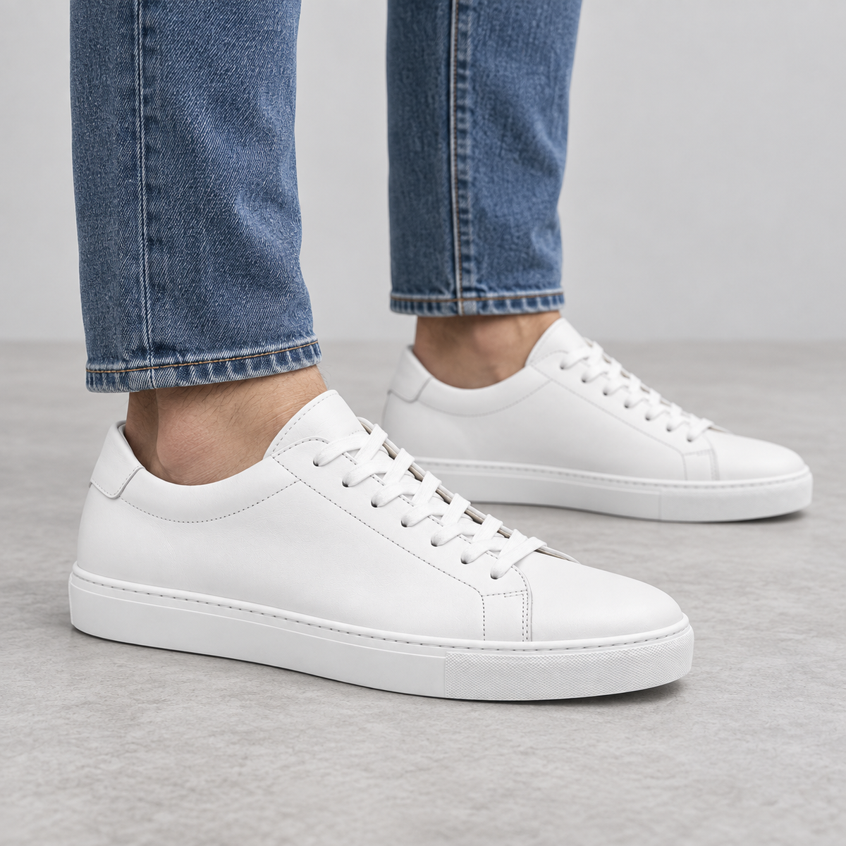 Gregers Stresa Sneaker White – AI-generert stylingbilde på modell
