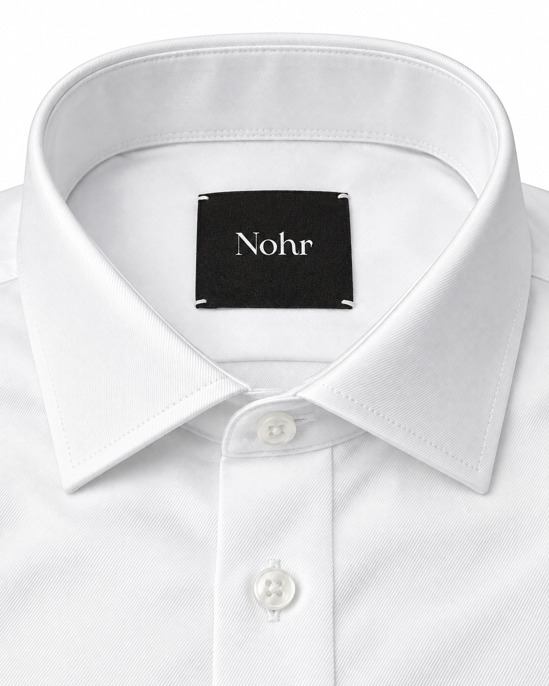 Nohr Modern Fit Hvit – krage og etikett, KI-bearbeidet detaljbilde