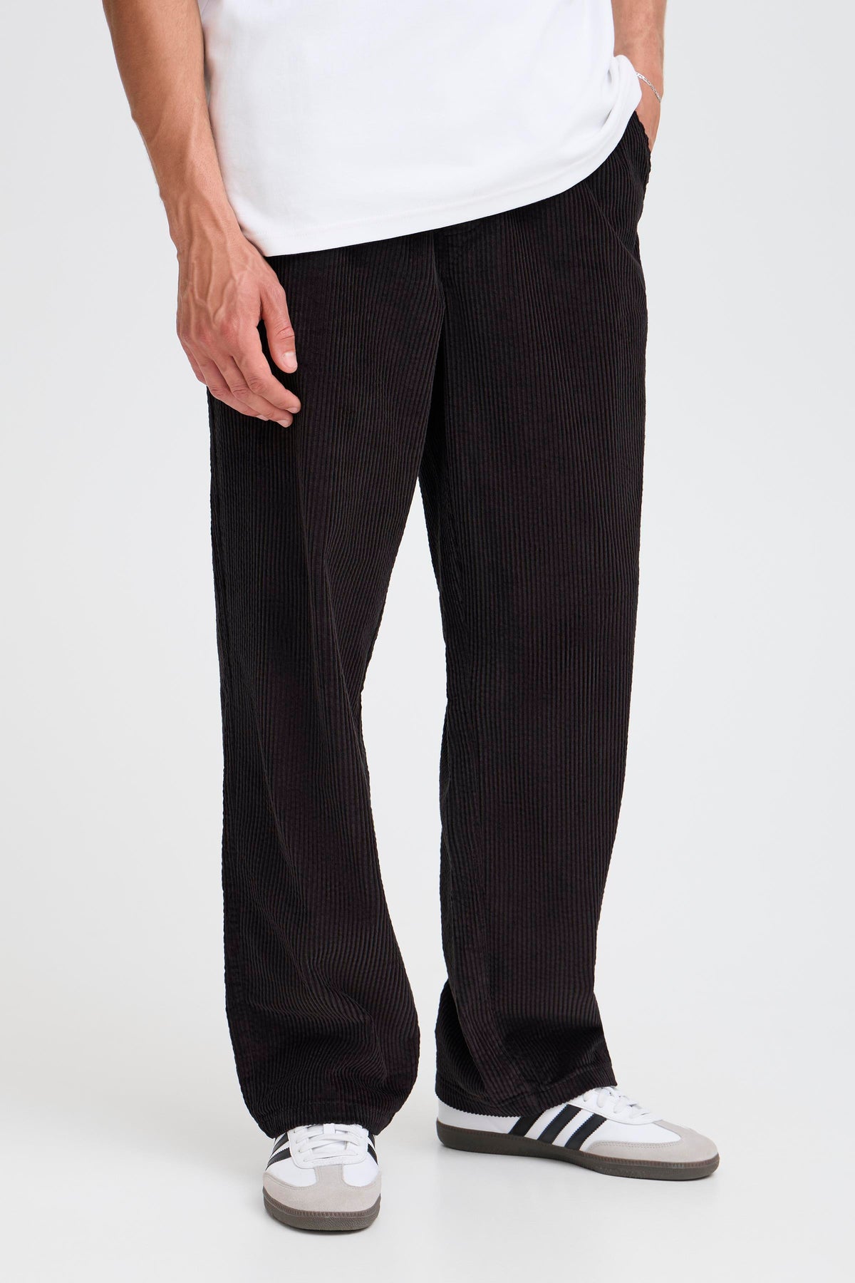 Solid Alann Elasticated Cord Chinos Loose Fit True Black – produktbilde 1