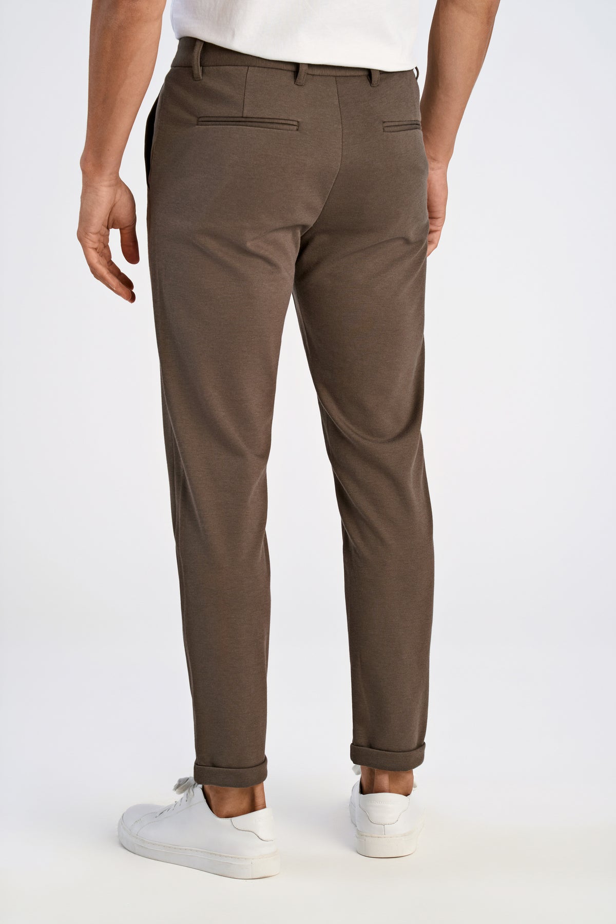 Lindbergh Performance Pants Dark Army – på modell bakfra