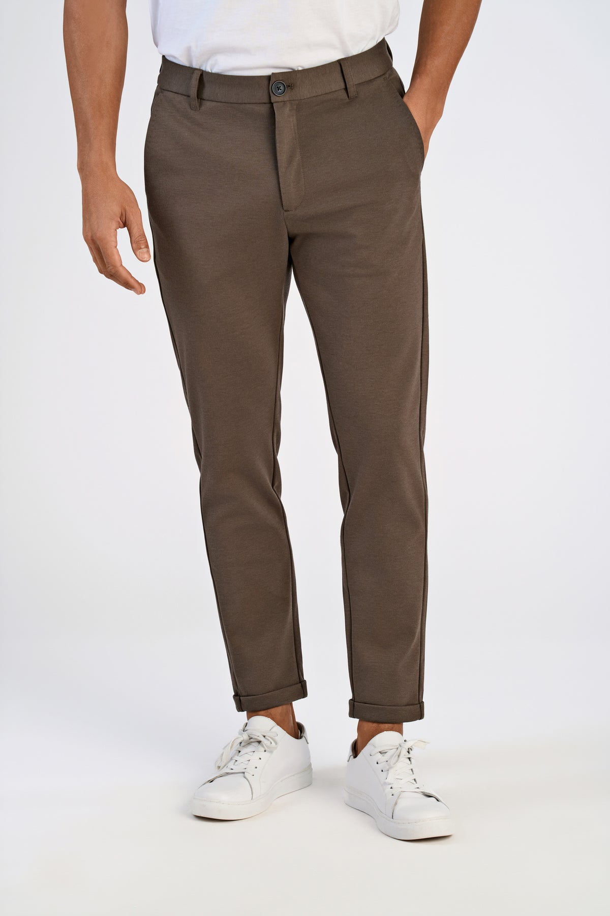 Lindbergh Performance Pants Dark Army – på modell forfra