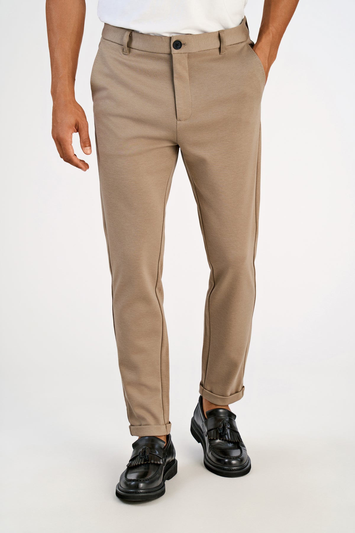 Lindbergh Performance Pants Sand Mix – på modell forfra