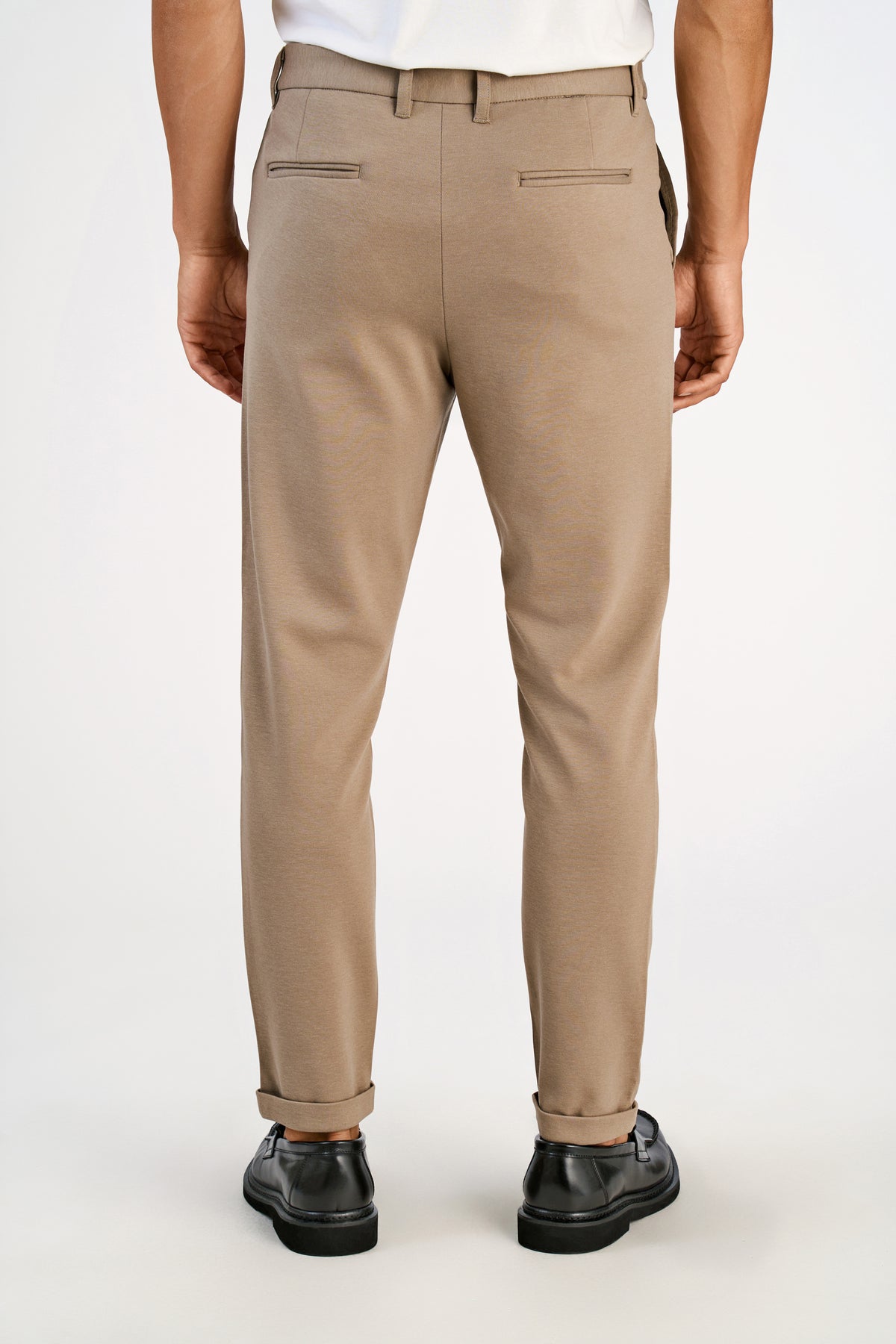 Lindbergh Performance Pants Sand Mix – på modell bakfra