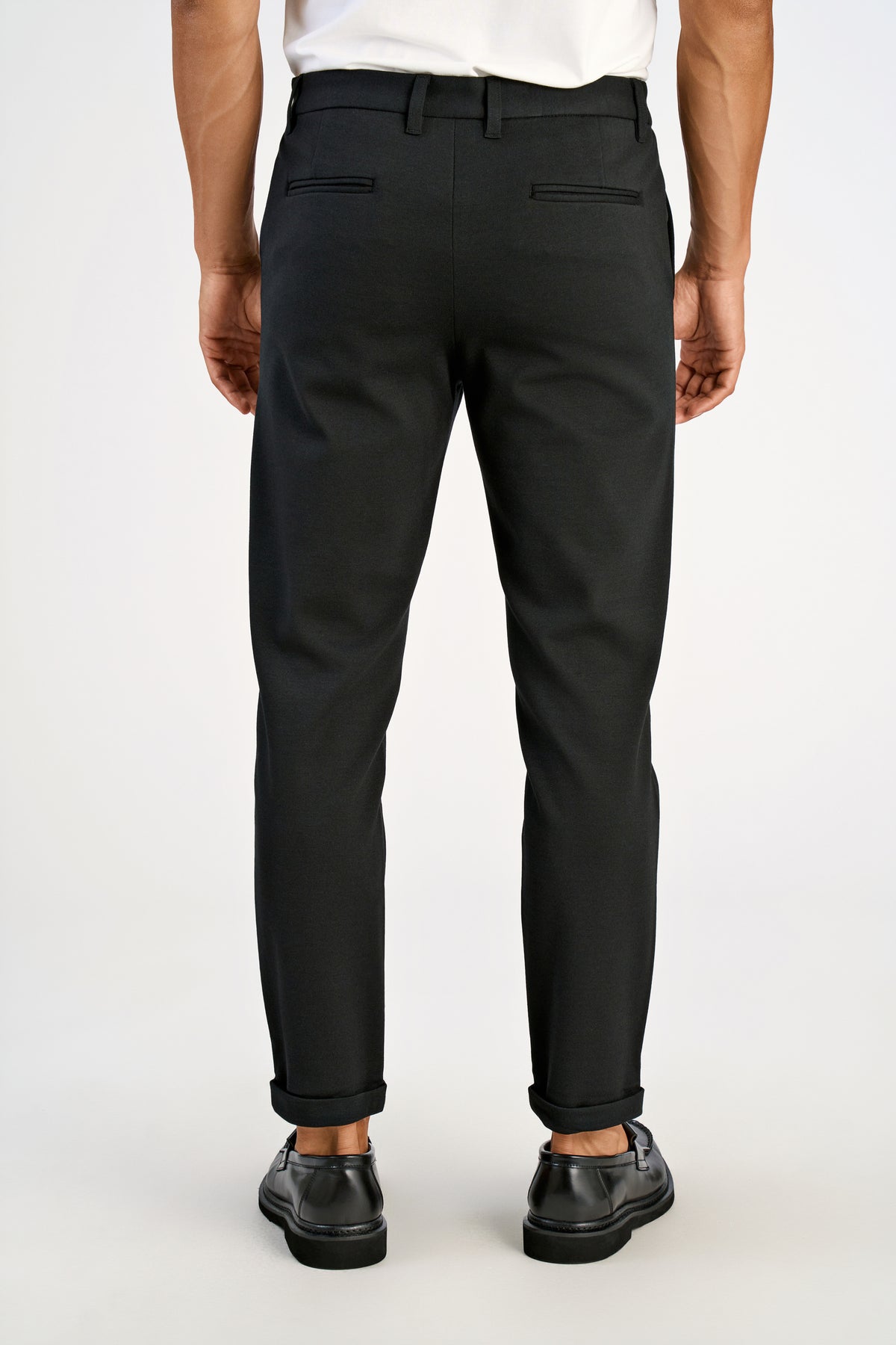 Lindbergh Performance Pants Black – på modell bakfra