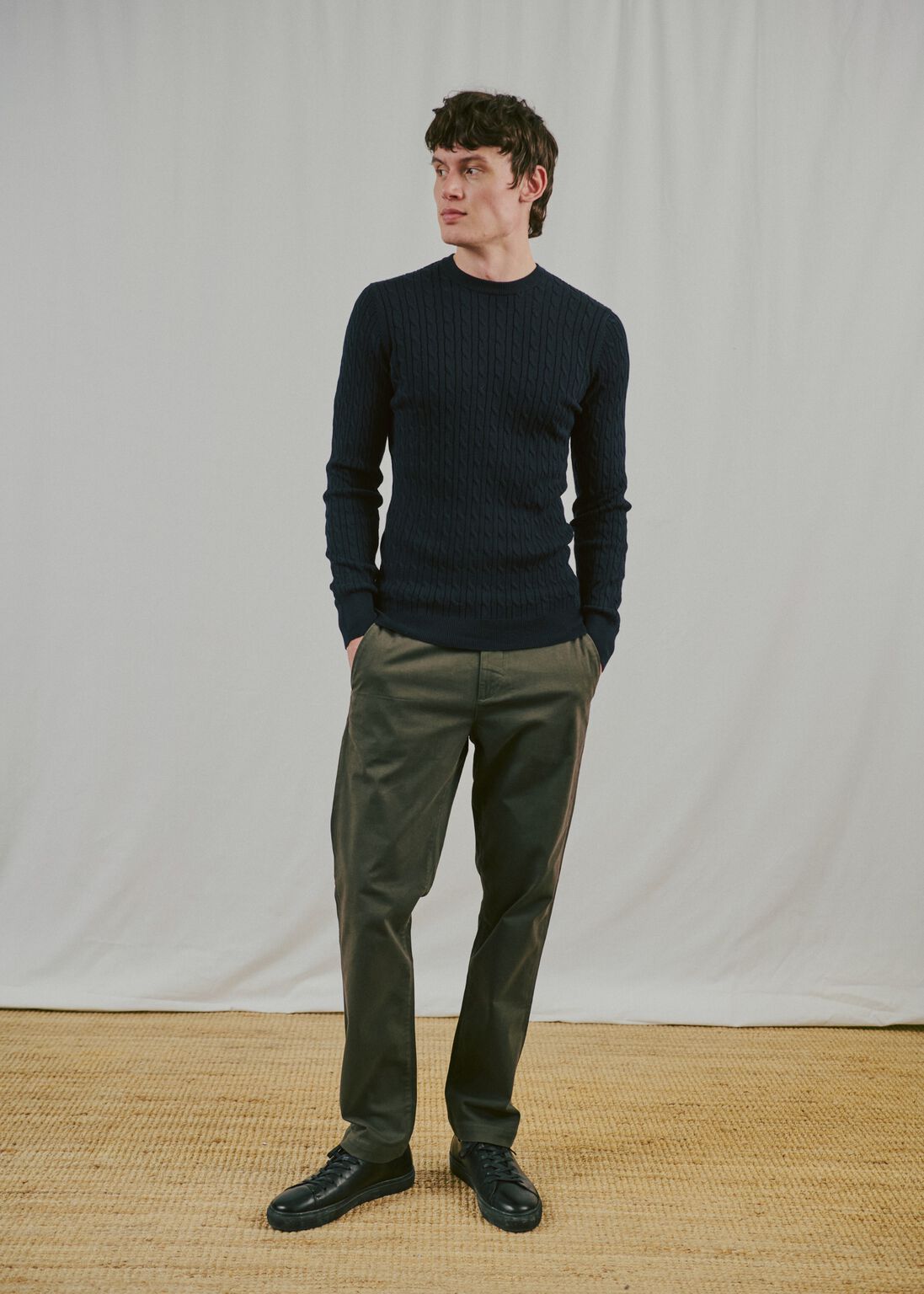 Bruun & Stengade Guizchou Strikkegenser Navy – modellbilde helfigur