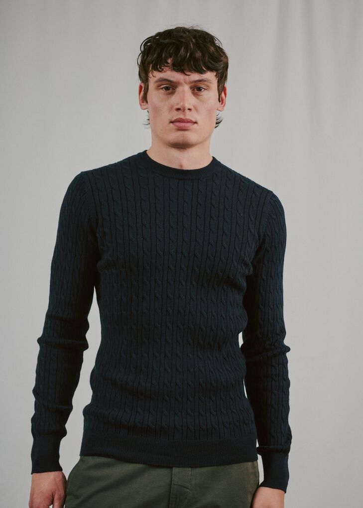 Bruun & Stengade Guizchou Strikkegenser Navy – modellbilde nærmere