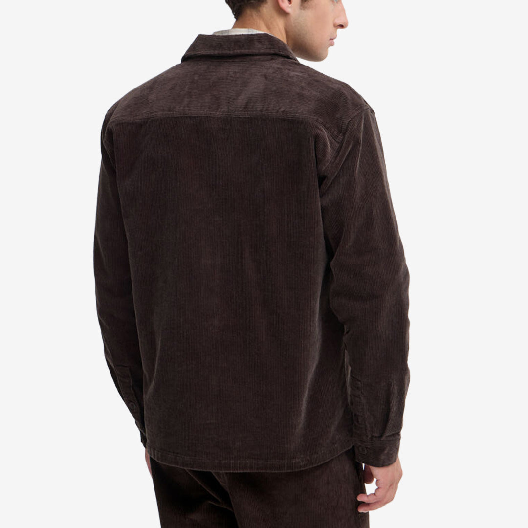 Arv Seal Brown overshirt på modell, bakfra