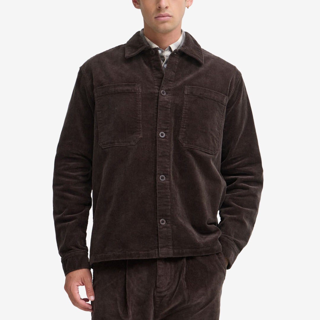 Arv Seal Brown overshirt på modell, forfra