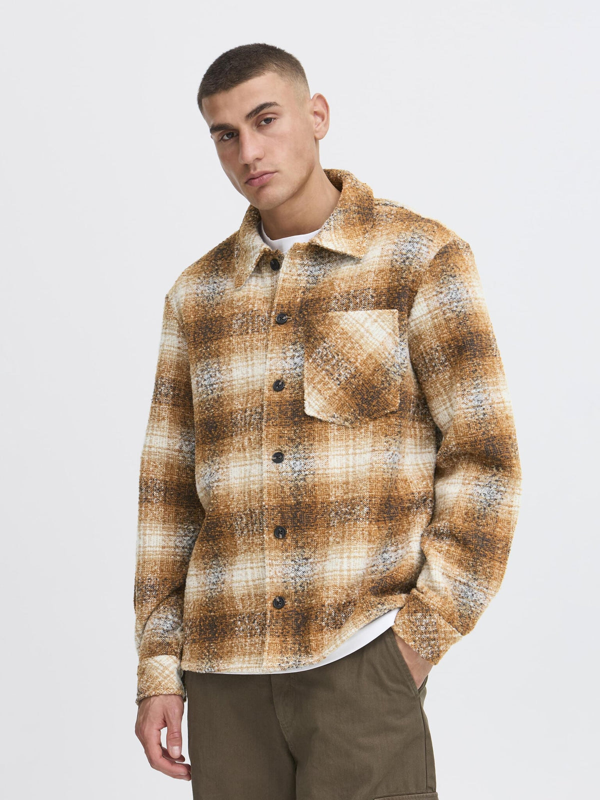 Solid Ronen Overshirt Cathay Spice – modellbilde