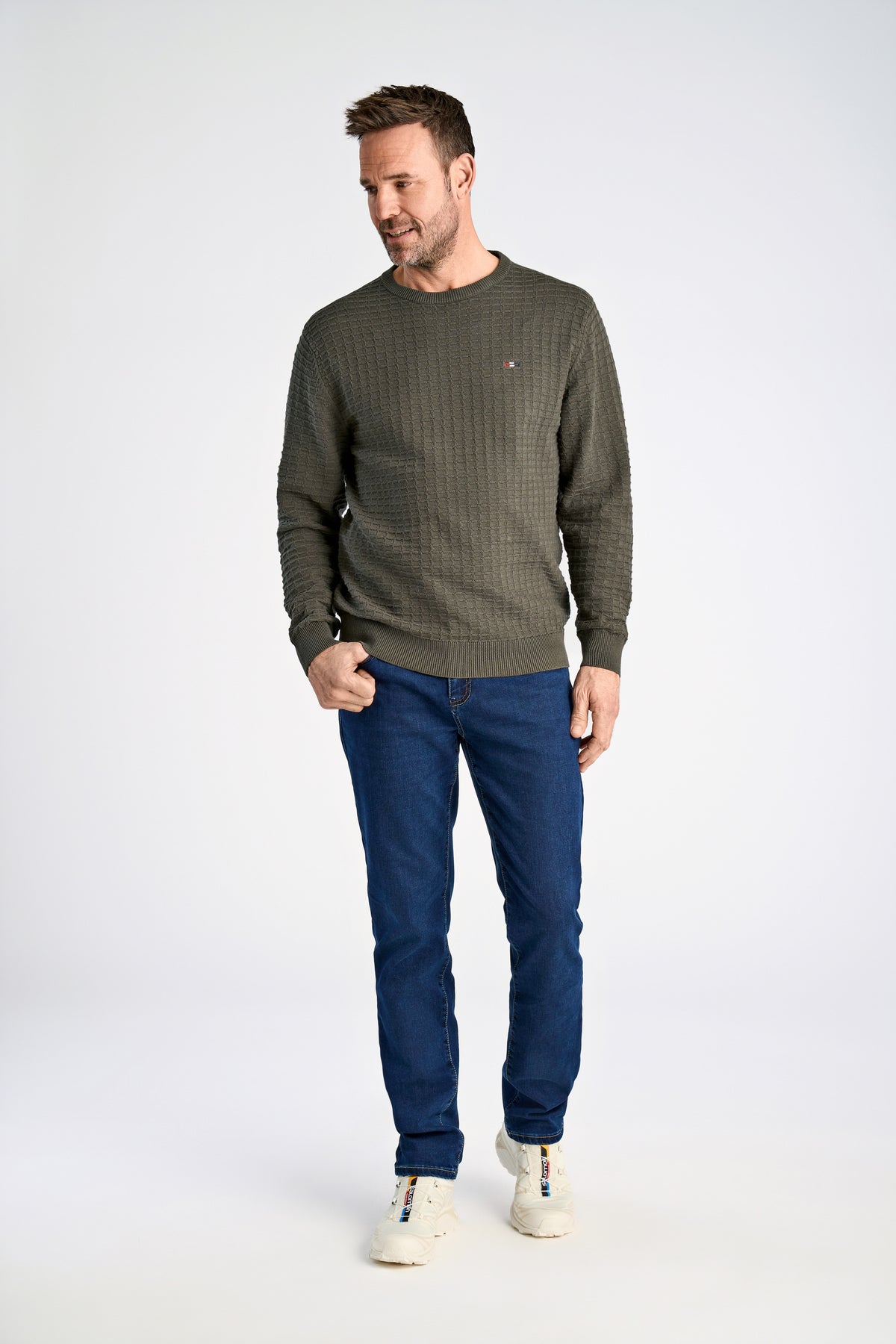 Bison Structure Knit Dark Army Melange – modellbilde