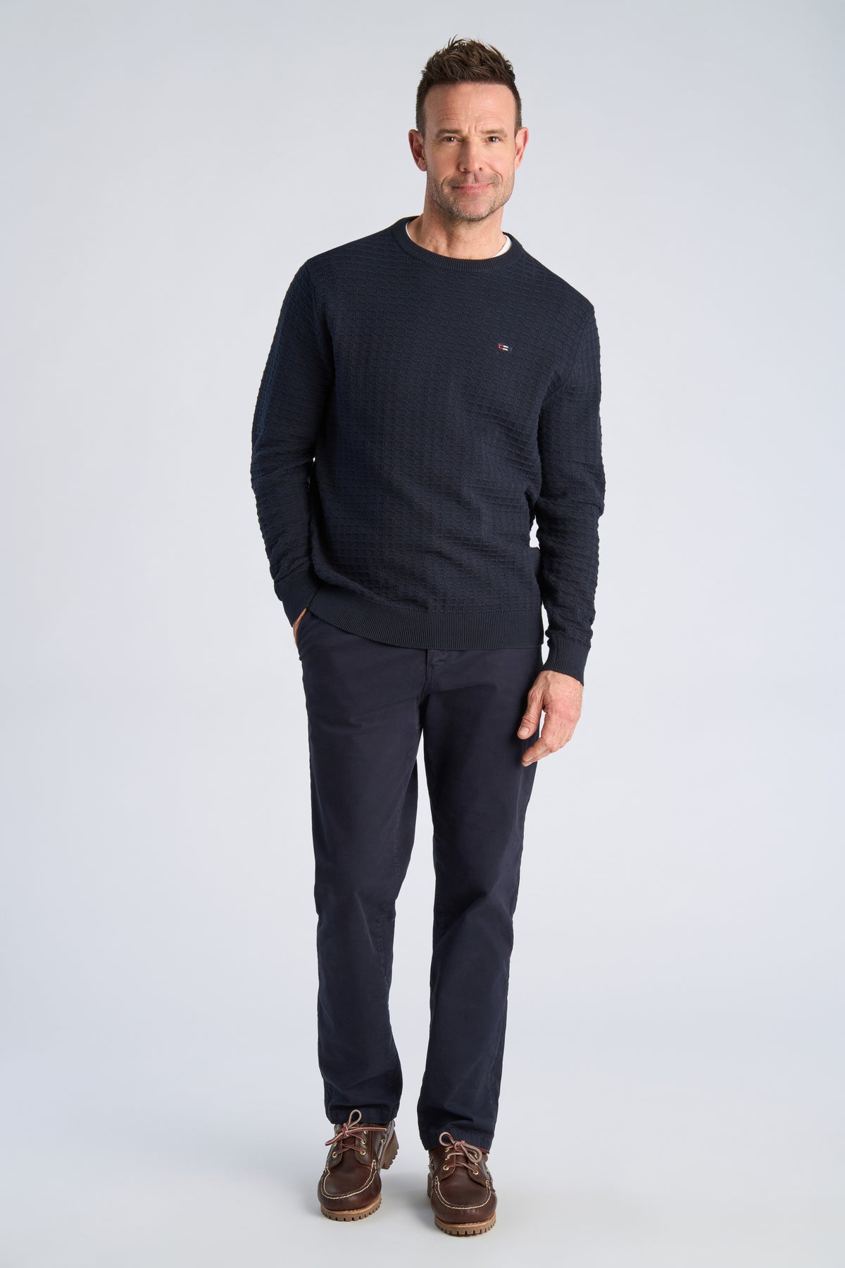 Bison Structure Knit Navy Melange – modellbilde