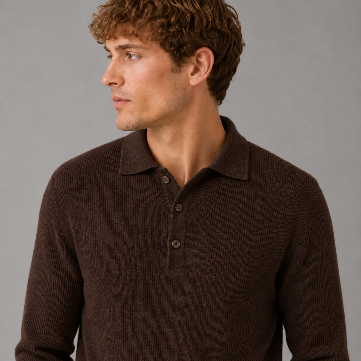 Clean Cut Copenhagen Mario Polo Knit Dark Brown – modellbilde bakfra