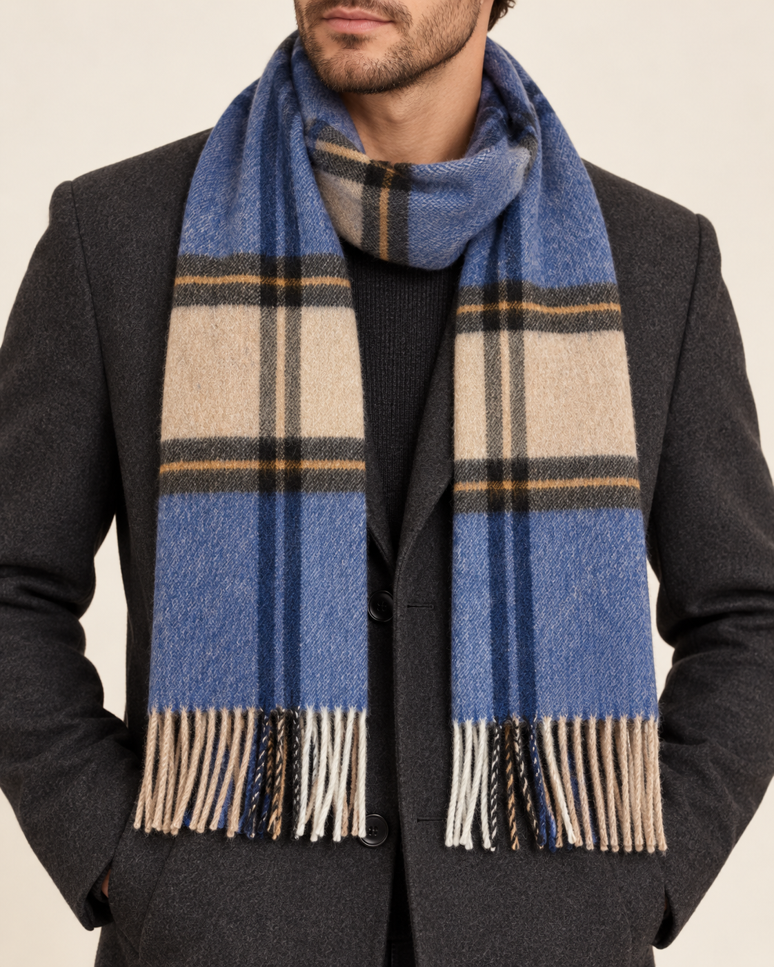 Connexion rutete ullskjerf Blå/Beige – vist på modell