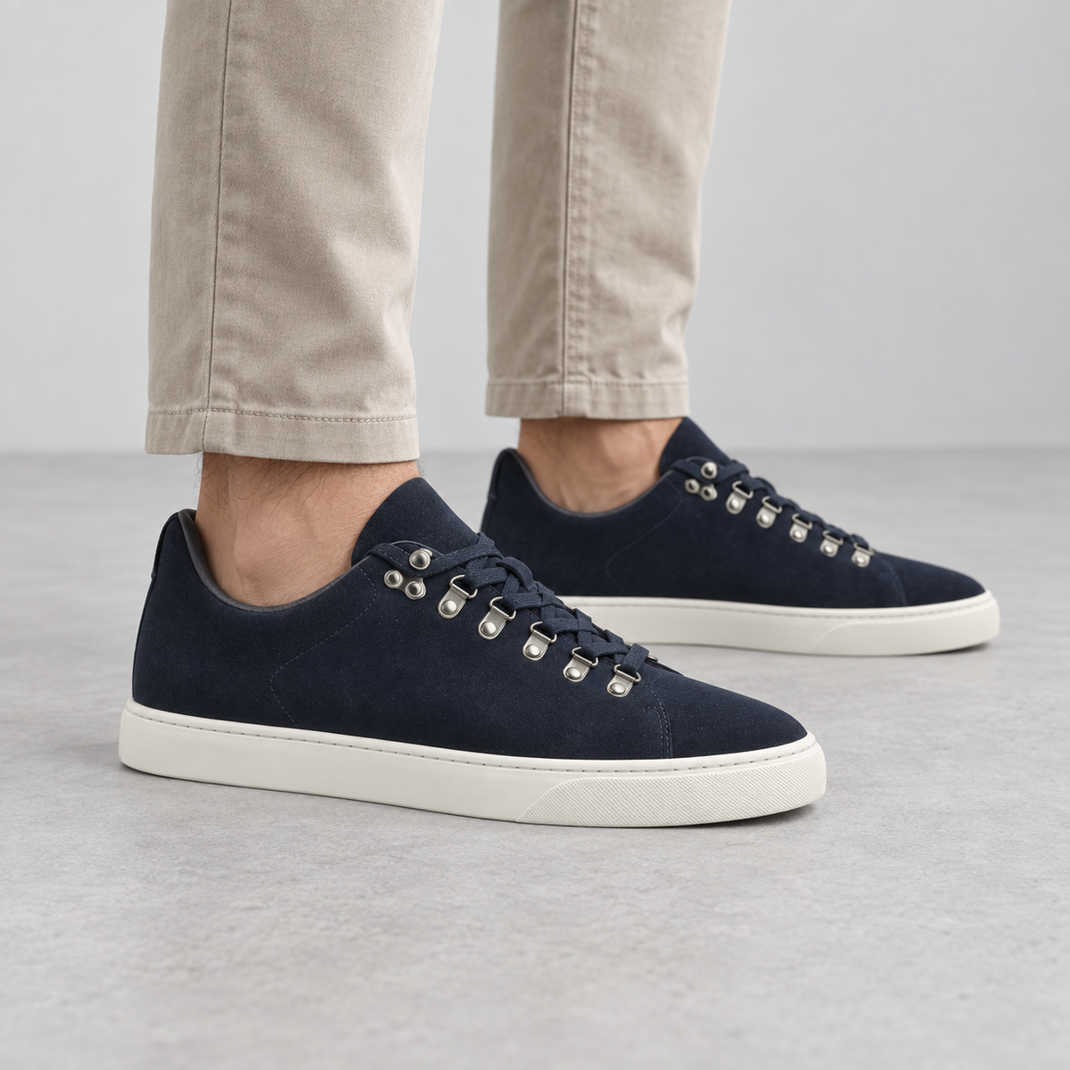 Gregers Arona DR Sneaker Navy – AI-generert stylingbilde på modell