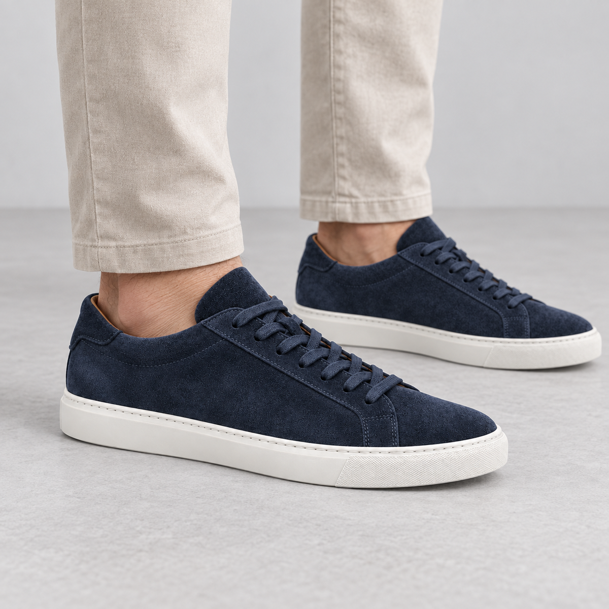 Gregers Stresa Sneaker Navy – AI-generert stylingbilde på modell