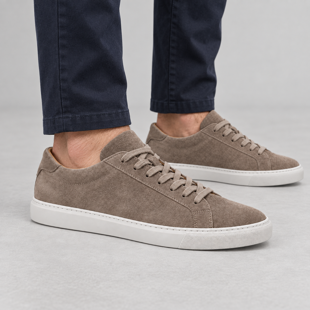 Gregers Stresa Sneaker Taupe – AI-generert stylingbilde på modell