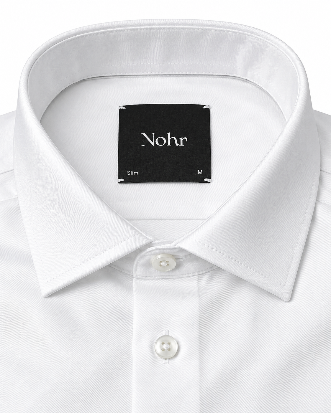 Nohr Slim Fit Hvit – krage og etikett, KI-bearbeidet detaljbilde