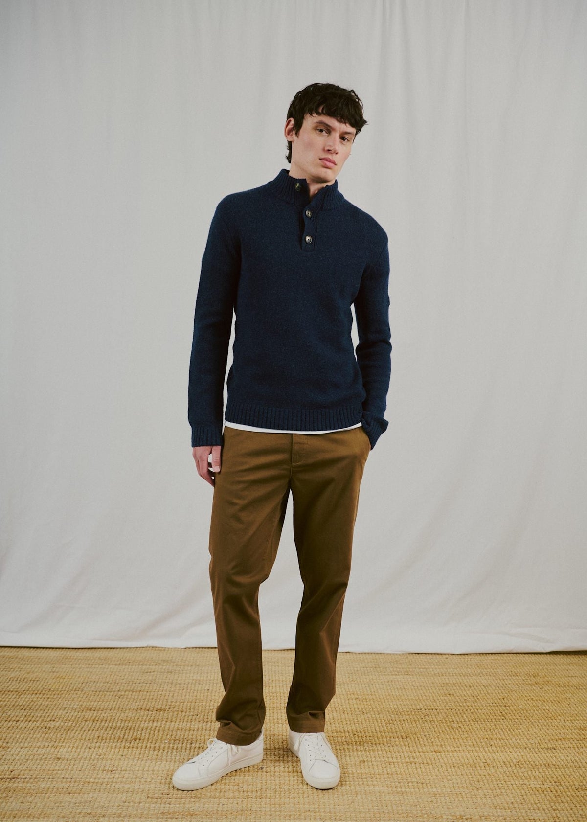 Bruun & Stengade Socotra Strikket Ullgenser Navy – vist på modell