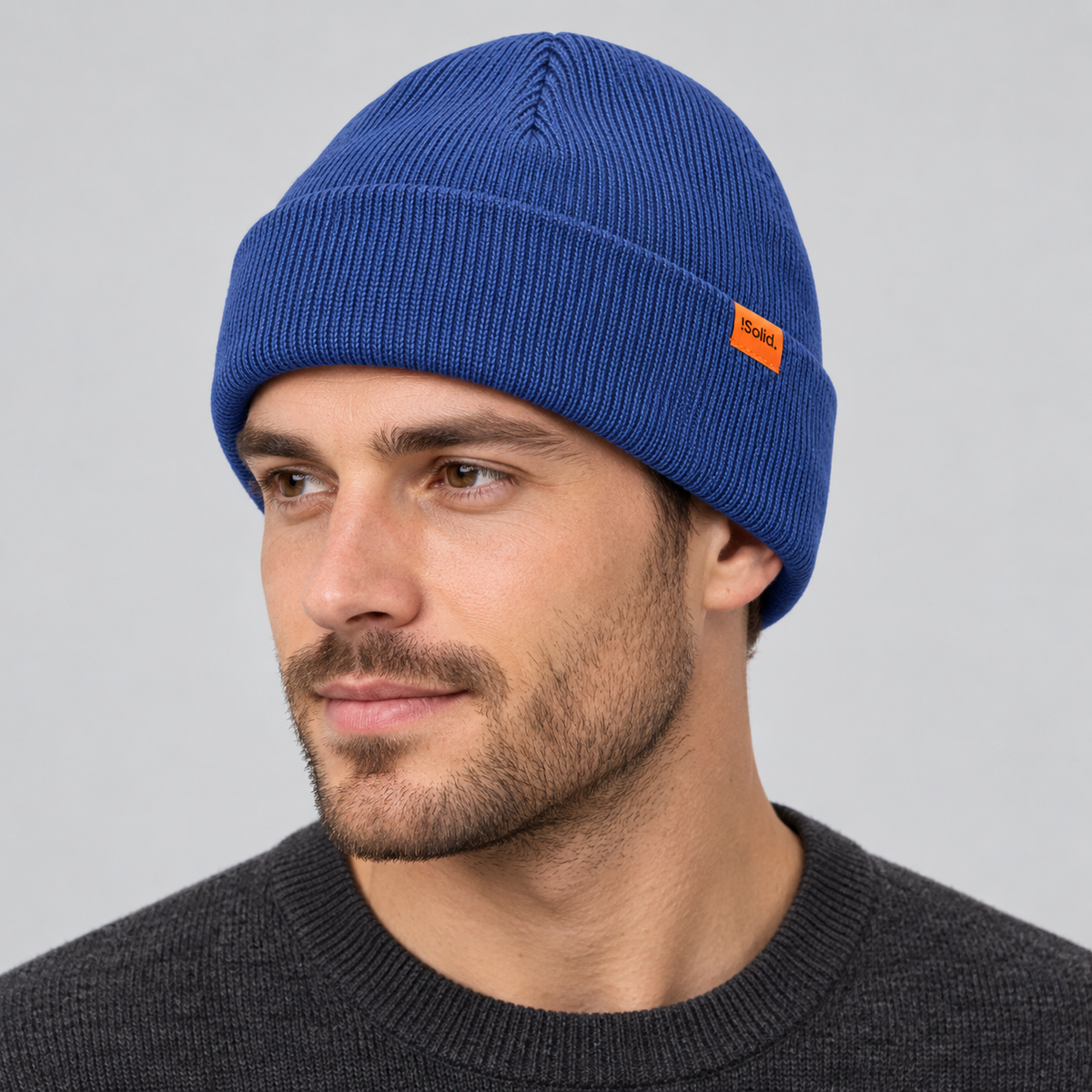 Solid Trio Medieval Blue – KI-generert modellbilde basert på produktreferanse