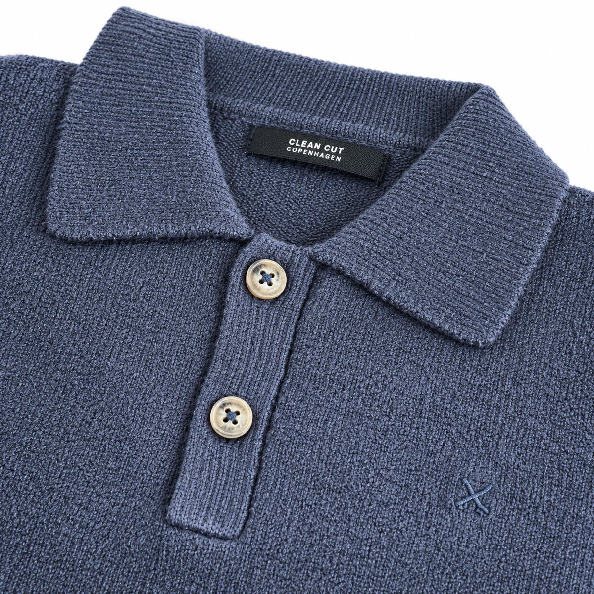 Vester Dark Navy – krage og knapper, KI-bearbeidet fra originalfoto